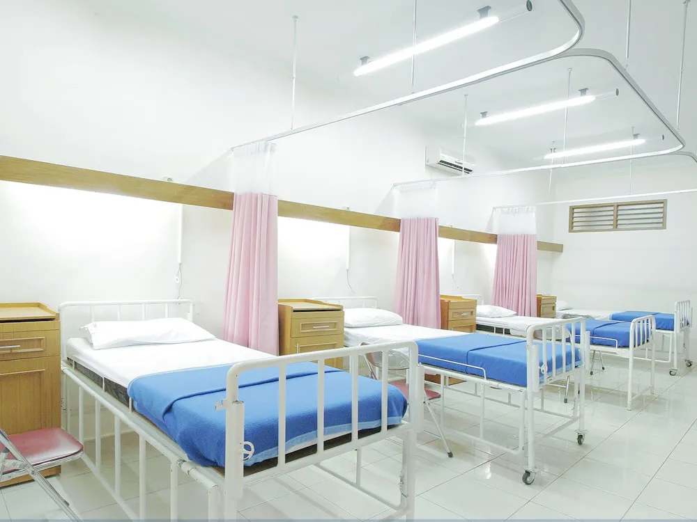 부드러운 커튼이 있는 조용한 침실의 햇살 가득한 구석